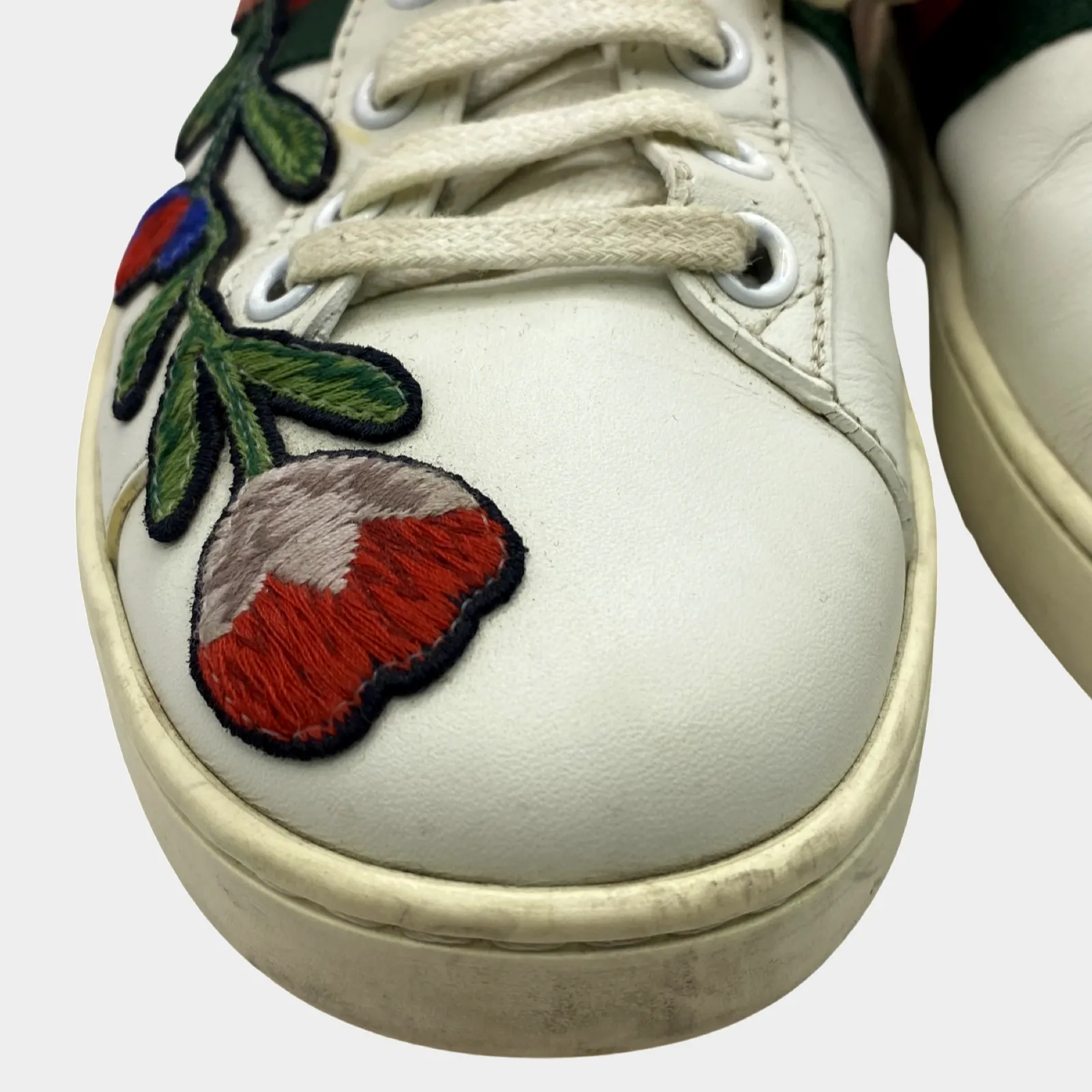 Gucci women's white leather Ace sneakers with flower embroidery