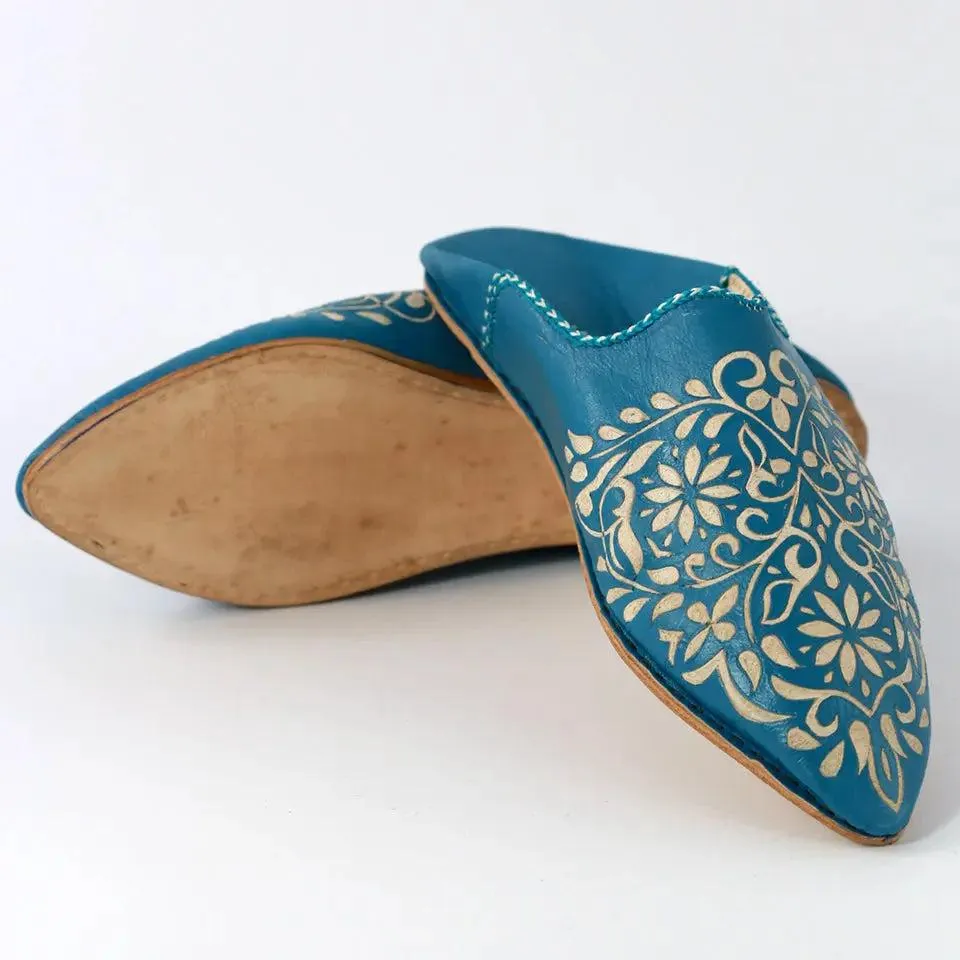 Leather slipper engraved with patterns