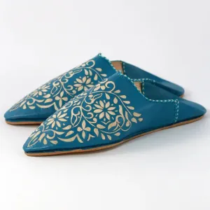 Leather slipper engraved with patterns