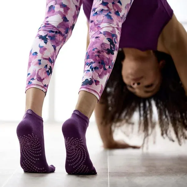 NEW Gaiam Grippy Yoga Socks - S/M - Sparkling Grape! Fits women shoe size 5-10 & men 4-9