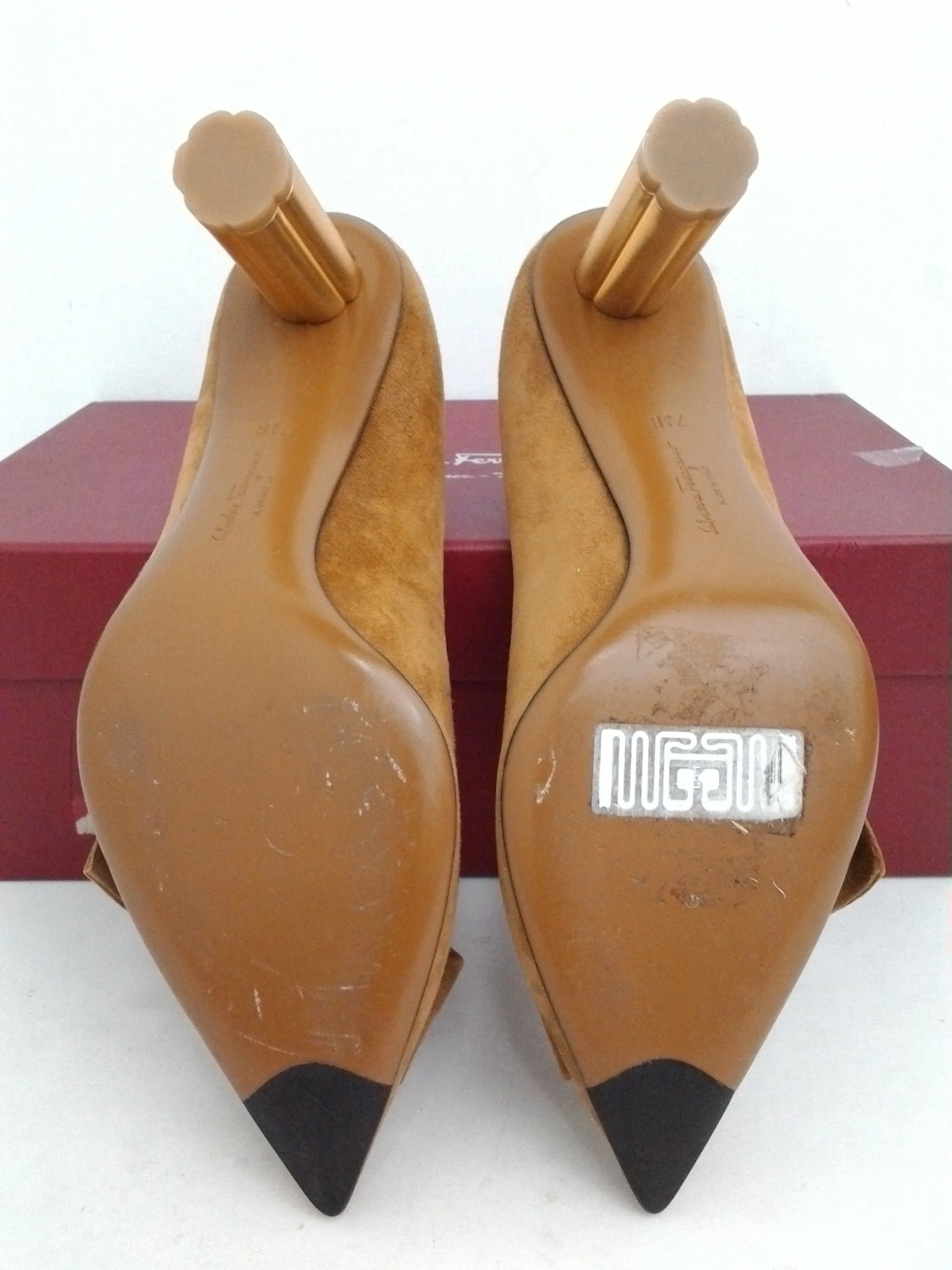 Salvatore Ferragamo Women's  Garlate Viscuna Suede Size 7.5 B