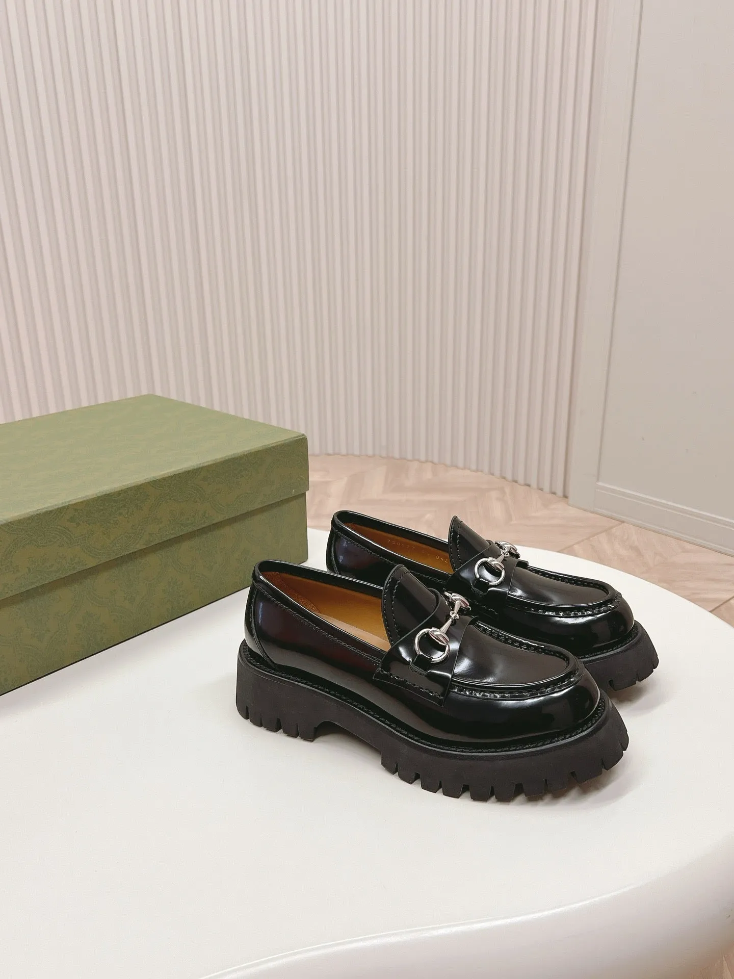 SE1511 GUCCI Women's loafer with Horsebit / Size5-11