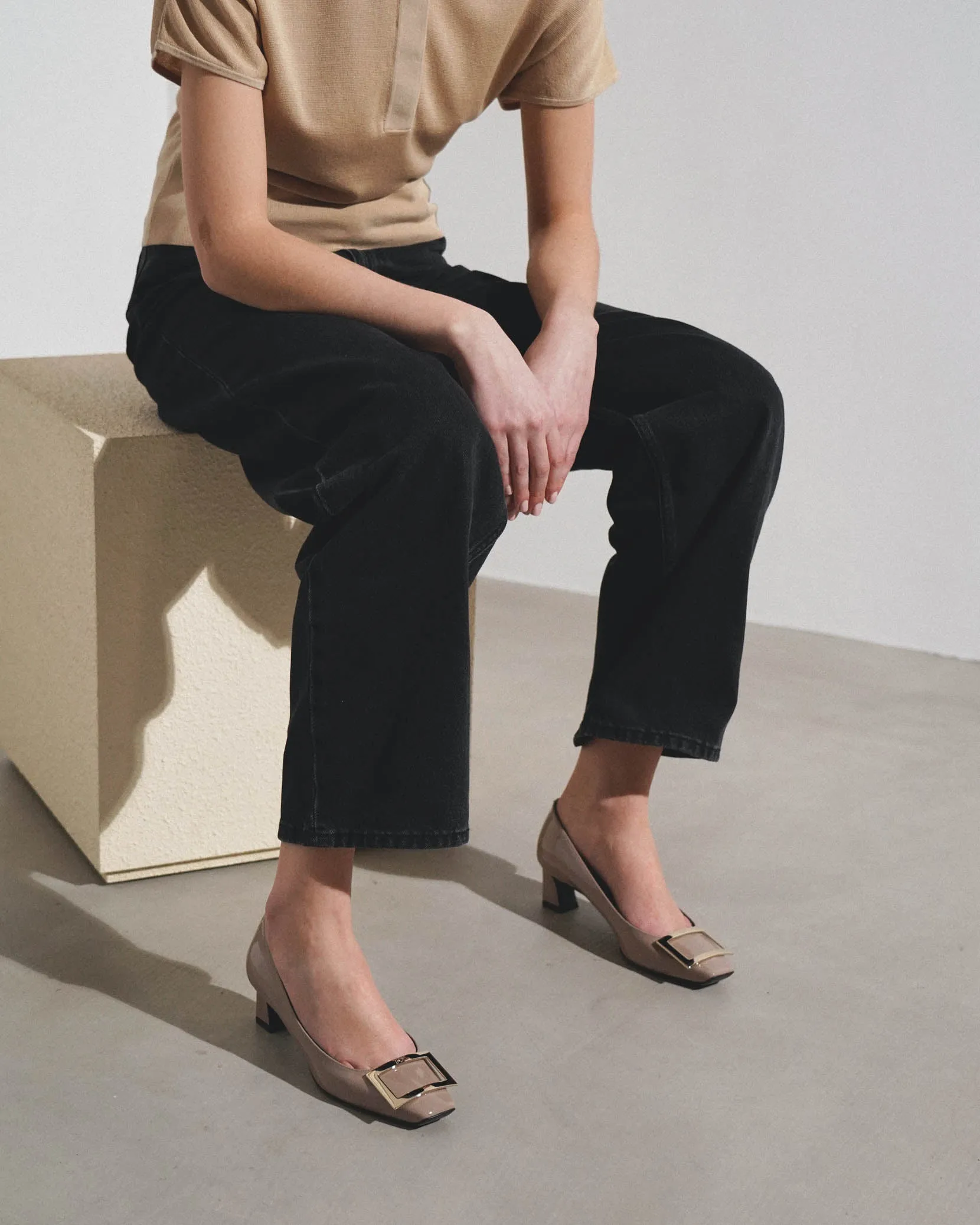 Trompette 45 metal buckle beige patent pumps