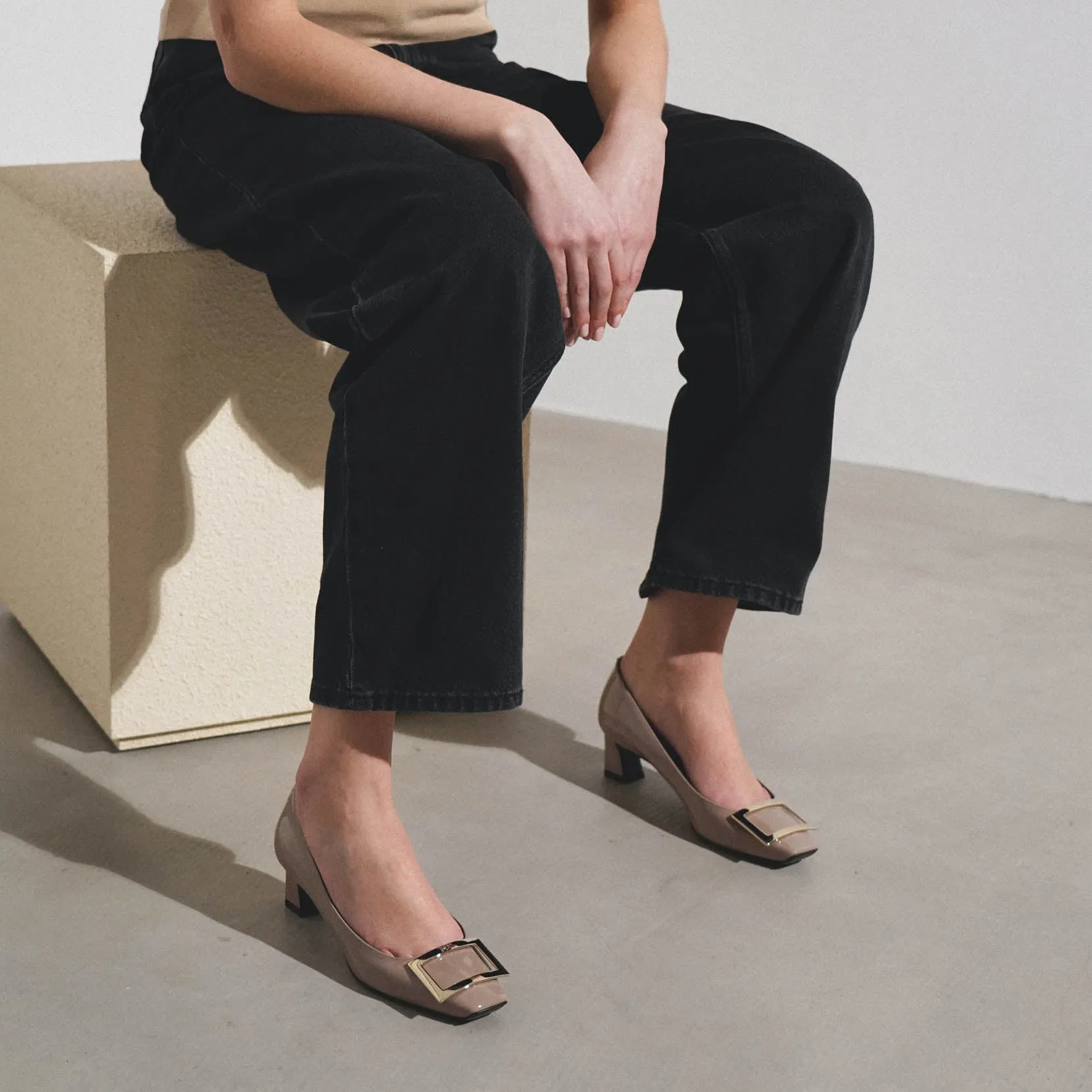 Trompette 45 metal buckle beige patent pumps