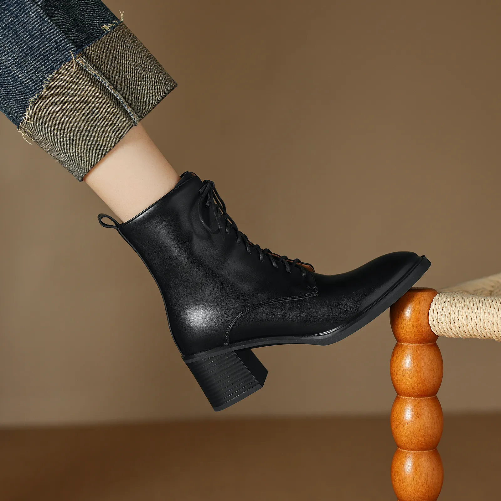 USS Shoes Sandy Women's Leather Lace Up Boots