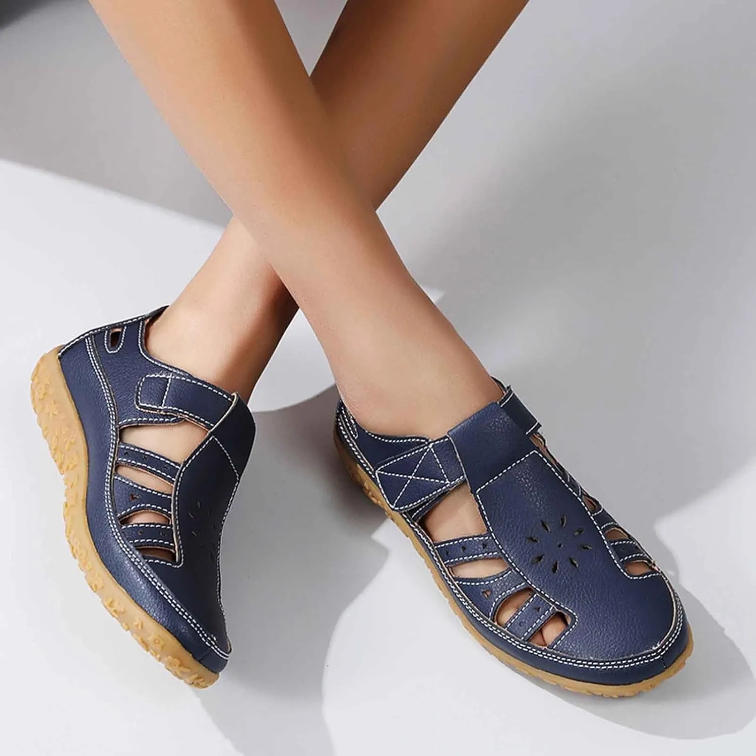 Women's Summer Sandals Breathable Perforated Casual Shoes Comfortable Flat Footbed Fashionable Closed Toe Beach Walking